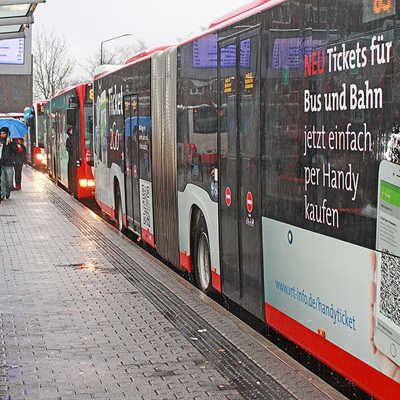 Die Sternbusse stehen dicht an dicht am zentralen Bussteig am Hauptbahnhof. Um den Knotenpunkt zu entlasten, soll künftig ein Teil des Verkehrs über die Haltestelle Porta Nigra abgewickelt werden.