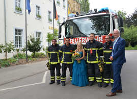 Die Feuerwehrmänner und die künftige Weinkönigin Leonie I. lernen sich nach einem Einsatz vor dem Rathaus kennen.