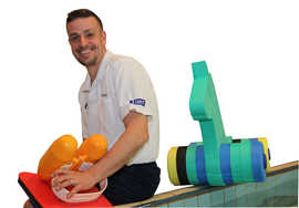 Der 38-jährige Badmitarbeiter Thomas Bohn leitet seit über 20 Jahren Schwimmkurse.