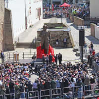 Zahlreiche Gäste waren vor Ort, als die Statue des chinesischen Künstlers Wu Weishan enthüllt wurde.