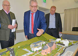 Andreas Ludwig bespricht mit Alois Peters und Hermann Schmitz von Eifelhaus an einem Modell die Planungen für das Klostergelände.