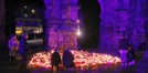 Der zentrale Trauerort in der Innenstadt ist die Porta Nigra: Hier haben Bürgerinnen und Bürger tausende Kerzen angezündet, um ihre Anteilnahme mit den Opfern und deren Angehörigen auszudrücken.