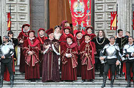 Nach der "Quintana": Die Repräsentanten der Stadt Ascoli mit den Gästen aus Trier in historischen Roben vor dem Rathaus Palazzo dei Capitani.