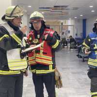 Das Bild zeigt drei Feuerwehrleute im Einsatz im Klinikum Mutterhaus