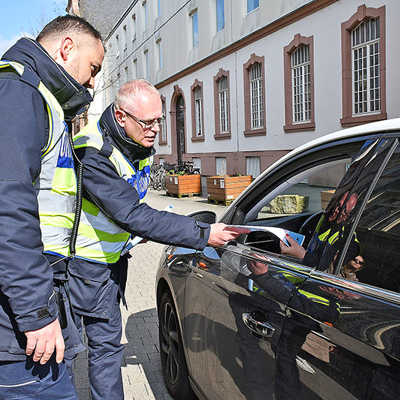 Marcel Nohl (links) und Klaus Bollig von der Verkehrsüberwachung informieren eine Autofahrerin, die ordnungswidrig in die neue Fußgängerzone eingefahren ist, über die Neuregelung. In der ersten Woche hat das Ordnungsamt noch keine Verwarngelder kassiert. Das ist seit Anfang der Woche anders.