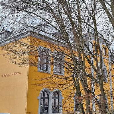 In der Grundschule Heiligkreuz soll im Sommer 2024 eine Ganztagsbeschulung starten. Aktuell befindet sich noch ein Kinderhort in den Räumlichkeiten.