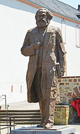 Die Karl-Marx-Statue von Wu Weishan kurz nach der Enthüllung auf dem Simeonstiftplatz.
