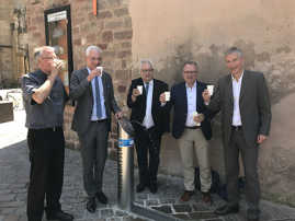 Weihbischof Jörg Peters, OB Wolfram Leibe, Dezernent Andreas Ludwig sowie die SWT-Vorstände Arndt Müller und Steffen Maiwald (v.l.) testen den neuen Wasserspender.