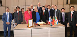 OB Wolfram Leibe (Mitte) freut sich mit Mitgliedern des Stadtrats und Verwaltungsmitarbeitern über den Besuch der chinesischen Delegation mit Pei Jinjia an der Spitze (vorne, 5. v. r.).
