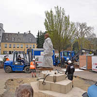 Drei Wochen vor der Einweihung wird die Marx-Skulptur auf dem Simeonstiftplatz aufgestellt.