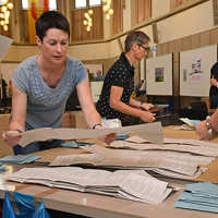 Foto: Sortierung Stimmzettel