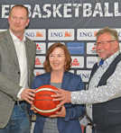 Herren-Bundestrainer Henrik Rödl, Sportdezernentin Elvira Garbes und Arena-Geschäftsführer Wolfgang Esser präsentieren das Programm für das Gastspiel der Basketball-Nationalmannschaft in Trier.