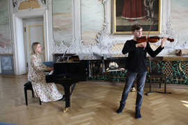 Unter Begleitung von Ekaterina Dokshina auf dem Klavier, spielt Paul Krüger an der Violine Igor Strawinskys „Suite italienne“.