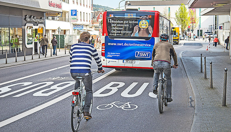 Einige Busspuren sind für den Fahrradverkehr freigegeben. Es hat sich für diese Verkehrsführung der Begriff Umweltspur eingebürgert, da hier die umweltfreundlichen Verkehrsmittel Bus und Fahrrad eine gemeinsame Spur benutzen.