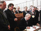 Bundespräsident Johannes Rau trägt sich beim Empfang im Rathaus ins Goldene buch ein.