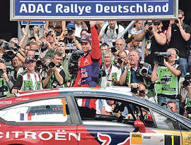 Der jubelnde Rallyesieger Sebastien Loeb.