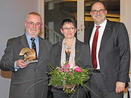 Von links: Ehrenpreisträger Thomas Schmitt, Brigitte Flügel-Schmitt, Kulturdezernent Thomas Egger.