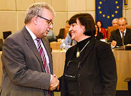 Beigeordnete Simone Kaes-Torchiani gratuliert ihrem Nachfolger Andreas Ludwig zum Wahlsieg.