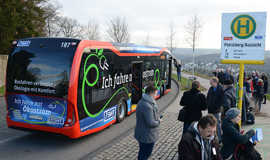 Der neue Elektrobus der Stadtwerke macht bei der Probefahrt Station an der Haltestelle Aussicht Petrisberg.